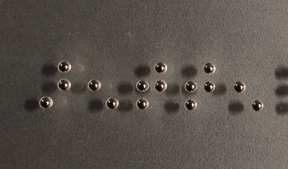 signalétique braille avec insertion de billes en inox