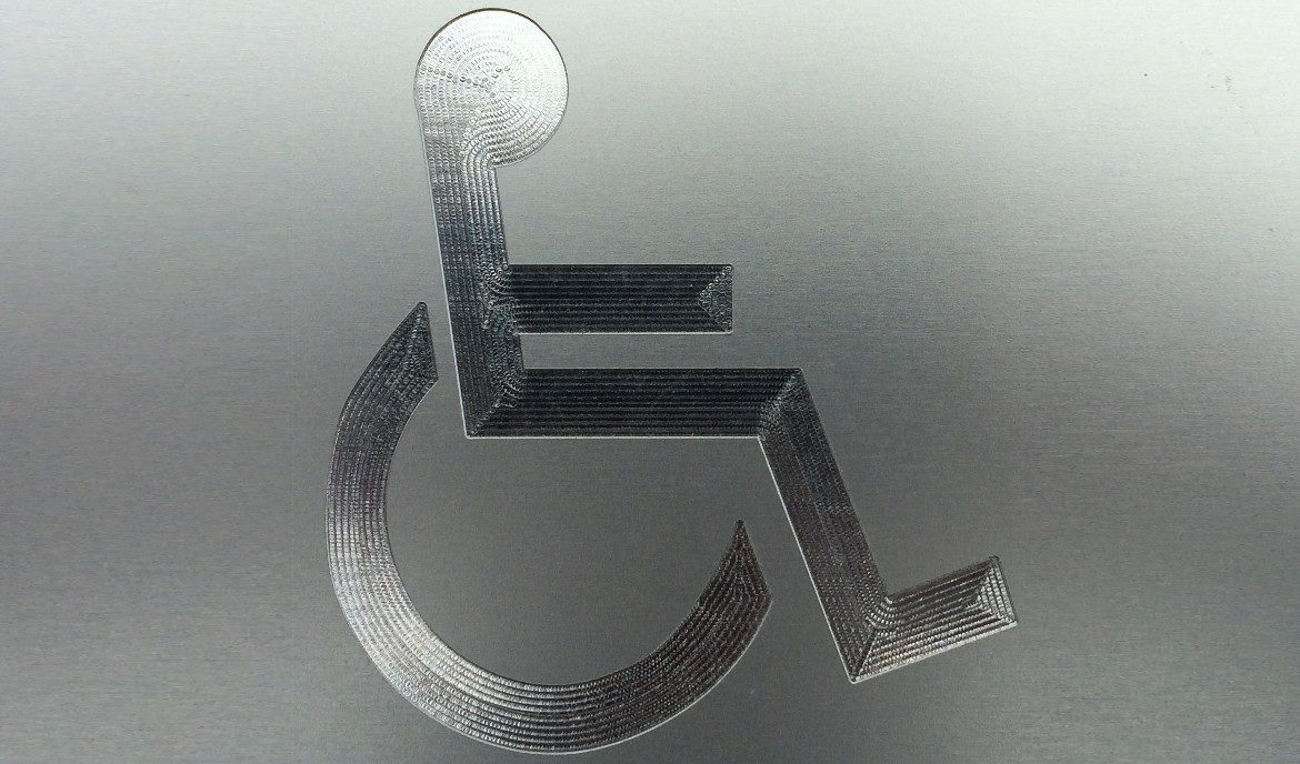 signalétique handicapé gravé en creux