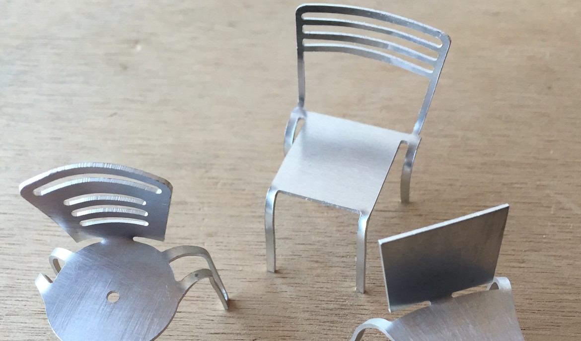 découpe et pliage de chaise miniature en aluminium